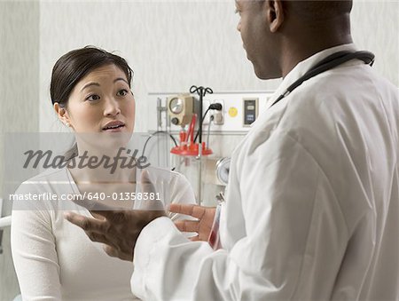 Profil von einem männlichen Arzt im Gespräch mit einer jungen Frau