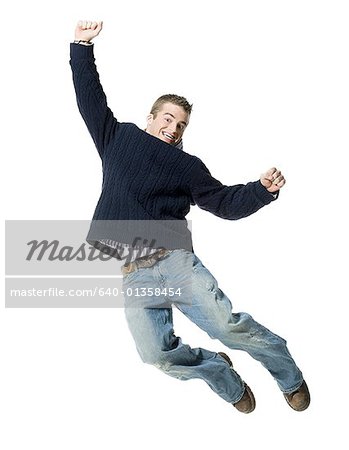 Porträt eines jungen Mannes, der in der Luft springen