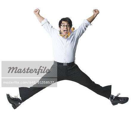 Portrait d'un homme d'affaires sautant dans les airs.