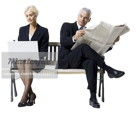 Homme d'affaires et femme d'affaires assis sur un banc