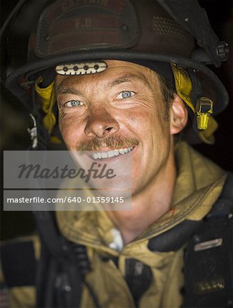 Gros plan d'un pompier souriant