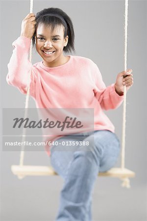 Porträt von ein junges Mädchen sitzt auf einer Schaukel