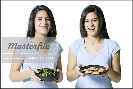 Portrait de deux adolescentes, tenant des aliments