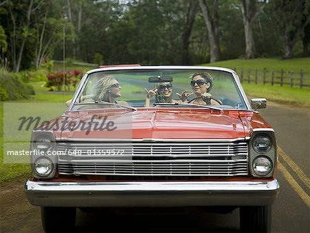 Drei junge Frauen in einem Auto fahren