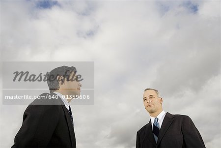 Vue d'angle faible de deux hommes d'affaires permanent