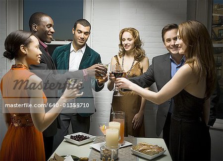 Gruppe von Menschen auf einer Party Toasten