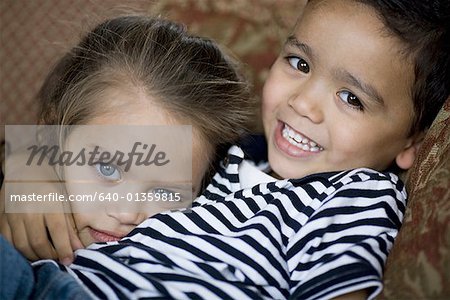 Porträt eines jungen und Mädchen zusammen liegend