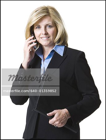 Portrait d'une femme d'affaires détenant un téléphone mobile