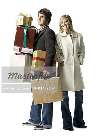 Porträt einer jungen Frau und eines jungen Mannes mit Geschenken und Einkaufstaschen