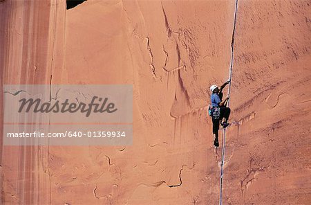 Vue d'angle faible d'une femme sur un rocher d'escalade