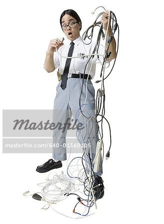 Jeune homme tenant un faisceau de cordons prolongateurs tangled