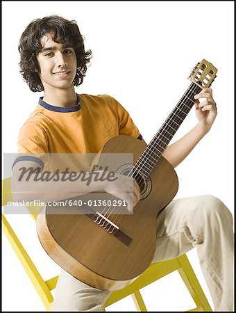 Portrait d'un adolescent jouant de la guitare