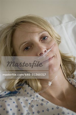 Porträt einer Patientin, die lächelnd im Bett
