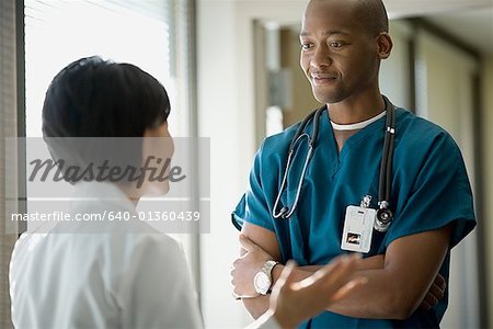 Diskussion zwischen einem männlichen Arzt und eine Ärztin