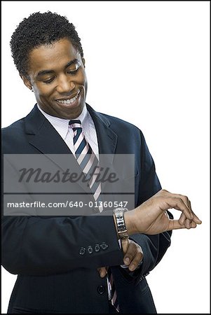 Gros plan d'un homme d'affaires en regardant sa montre de poignet