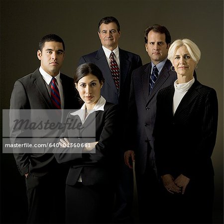 Portrait de cinq hommes d'affaires permanent