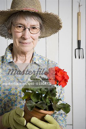Portrait d'une femme tenant une plante en pot