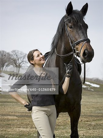 Femme debout avec un cheval