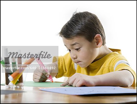 Gros plan d'un garçon de dessin avec un stylo feutre