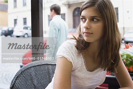 Nahaufnahme einer jungen Frau in einem Café sitzen