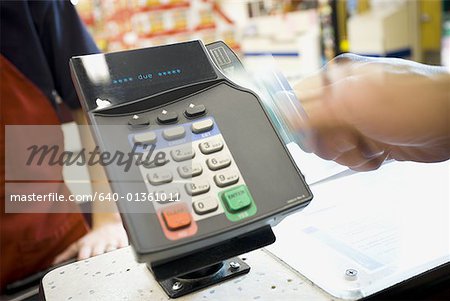 Personne frapper à toute volée la carte de débit à machine POS