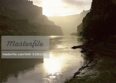 Rivière qui traverse un canyon