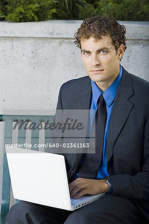 Porträt eines Unternehmers mit einem laptop