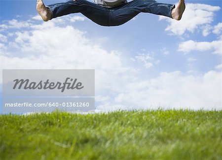 Vue en coupe basse d'un jeune homme sautant