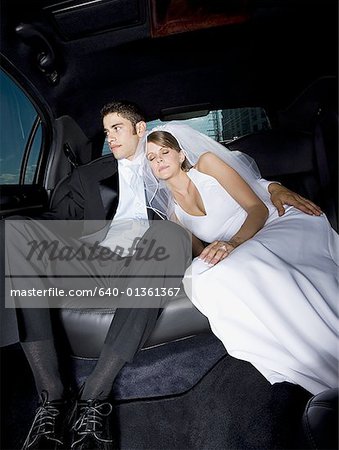 Couple de jeunes mariés, assis dans une voiture