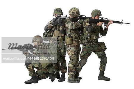 Quatre soldats visant leurs fusils