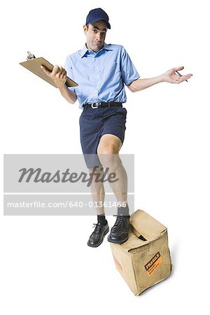 Porträt einer mailman mit einer Tafel und einem Paket