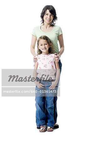 Portrait d'une jeune fille debout avec sa mère
