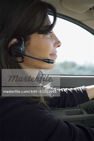 Nahaufnahme einer Frau trägt eine Headset und Autofahren