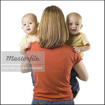 Mère avec des bébés jumeaux