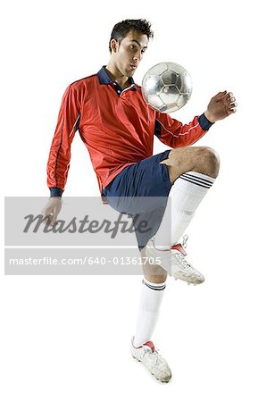 Jeune homme jouant au soccer