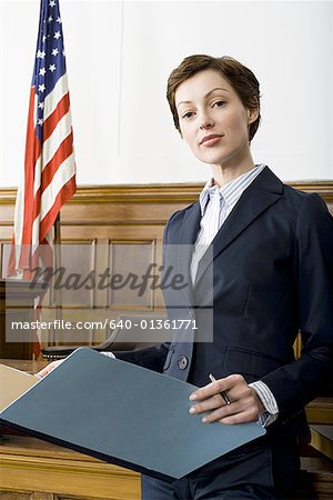 Portrait d'une femme avocate debout dans une salle d'audience