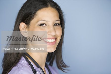 Portrait d'une femme infirmière souriant