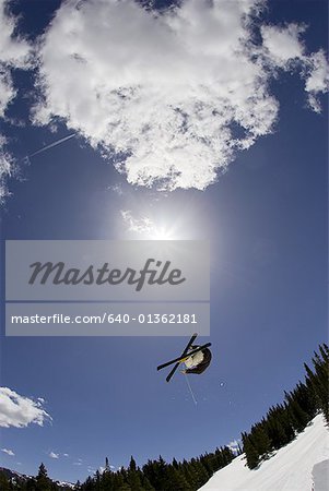 Abfahrt Skispringer in der Luft