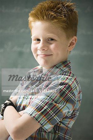 Portrait d'un garçon debout dans une salle de classe