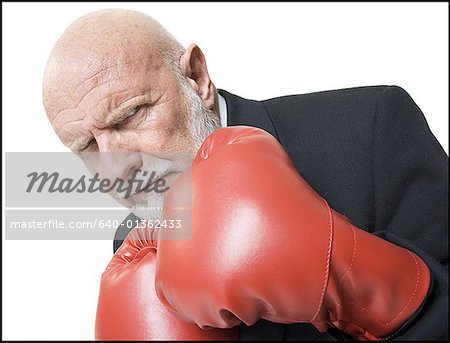 Porträt eines Geschäftsmannes tragen Boxhandschuhe