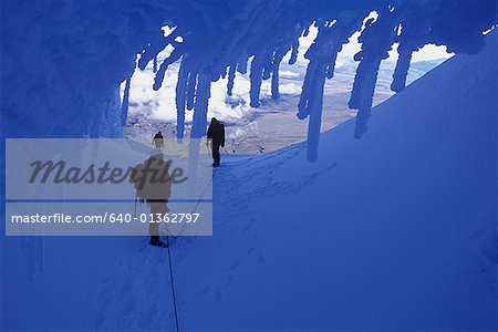 Drei Personen trekking auf einer überdachten Schneeberg