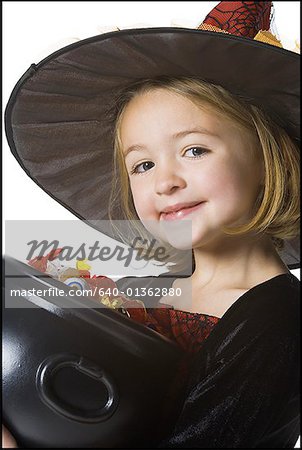 Portrait d'une jeune fille tenant un bol de bonbons