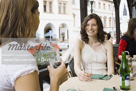 Zwei Mädchen sitzen in einem restaurant