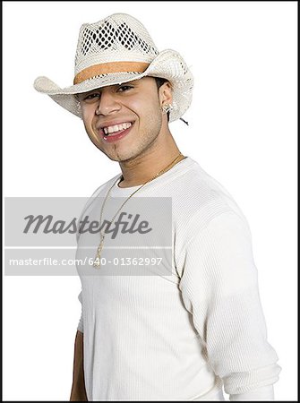 Portrait d'un jeune homme coiffé d'un chapeau de cowboy