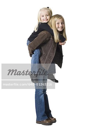Portrait eines Mädchens Reiten huckepack auf ihre Schwester