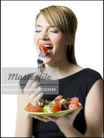 Nahaufnahme einer jungen Frau eine Scheibe Tomate Essen