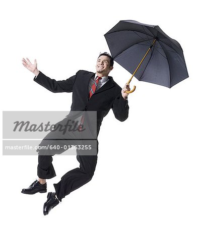 Kaufmann holding einen Regenschirm und springen