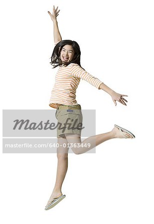 Profil d'une jeune femme qui danse