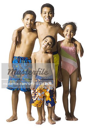 Portrait de groupe de jeunes frères et sœurs