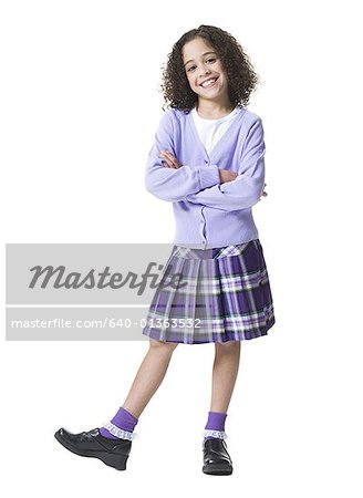 Portrait eines Mädchens stehend mit ihre Arme verschränkt